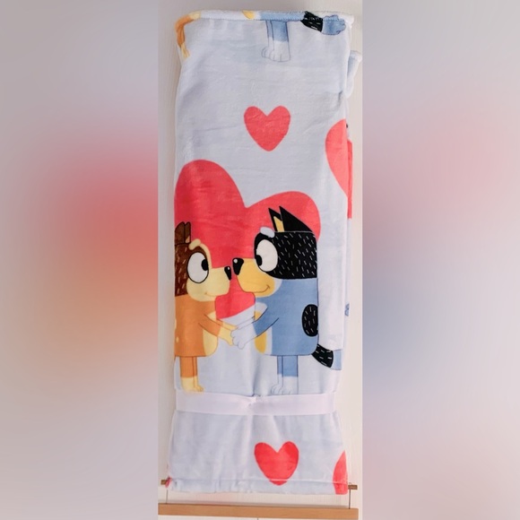 Bluey and Bingo Hearts Valentine Throw Blanket - Picture 6 of 8